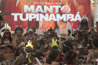 Em cerimônia com presidente Lula, indígenas celebram retorno do Manto Tupinambá ao Brasil: ‘É nosso’ 