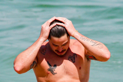 De Cueca? Romulo Arantes curte calorão na praia de São Conrado com Mari Saad