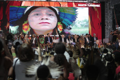 Em cerimônia com presidente Lula, indígenas celebram retorno do Manto Tupinambá ao Brasil: 'É nosso'
