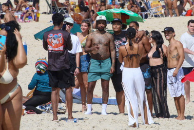 Na véspera do show no Rock in Rio, rapper 21 Savage curte praia em Ipanema e causa alvoroço 