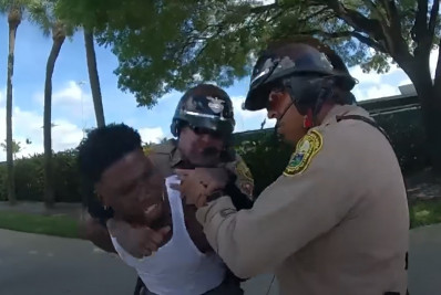 Jogador da NFL detido pela polícia reclama: 'Trataram como cachorro'