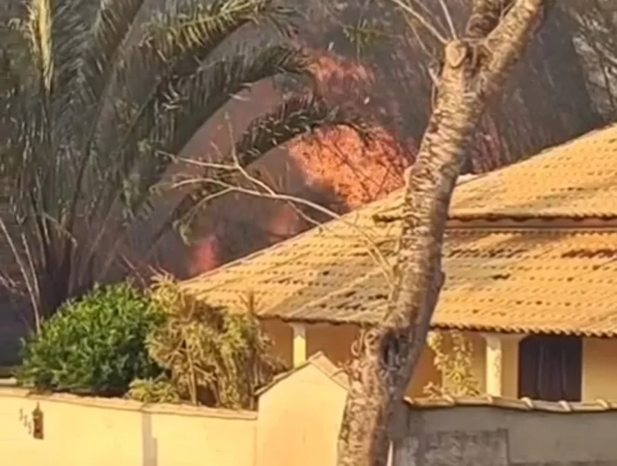 Incêndio atinge área de vegetação próxima a condomínio e assusta moradores em Araruama