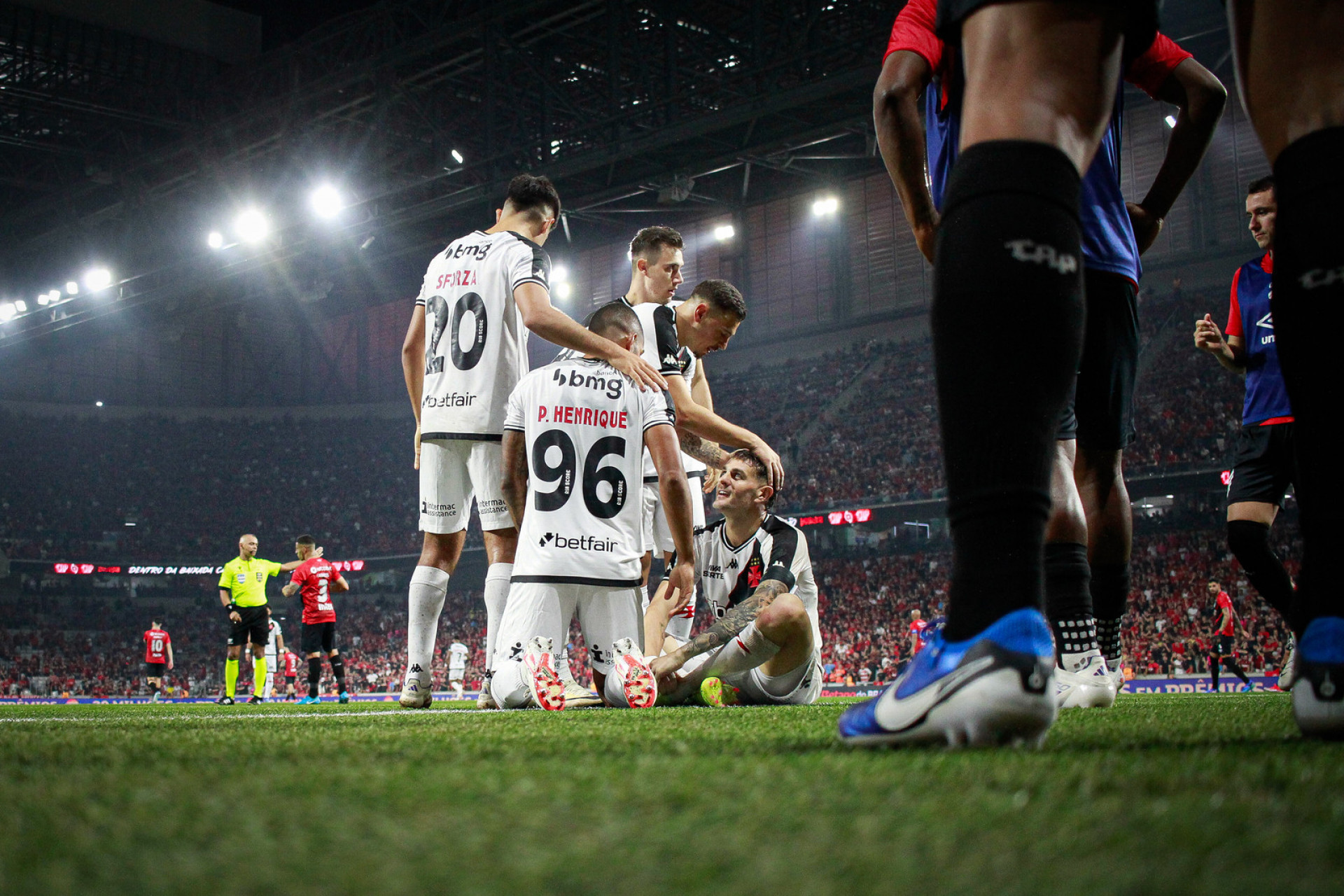 Jogadores do Vasco festejam gol de Vegetti no tempo regulamentar - Matheus Lima/Vasco