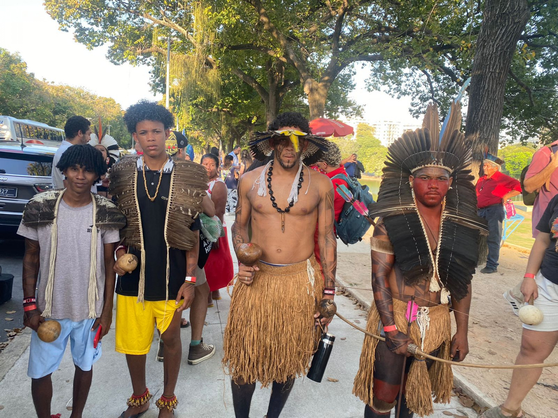 Tintim Tupinambá (direita) comemorou o retorno do Manto Tupinambá para o Brasil - Ana Fernanda Freire / Agência O Dia