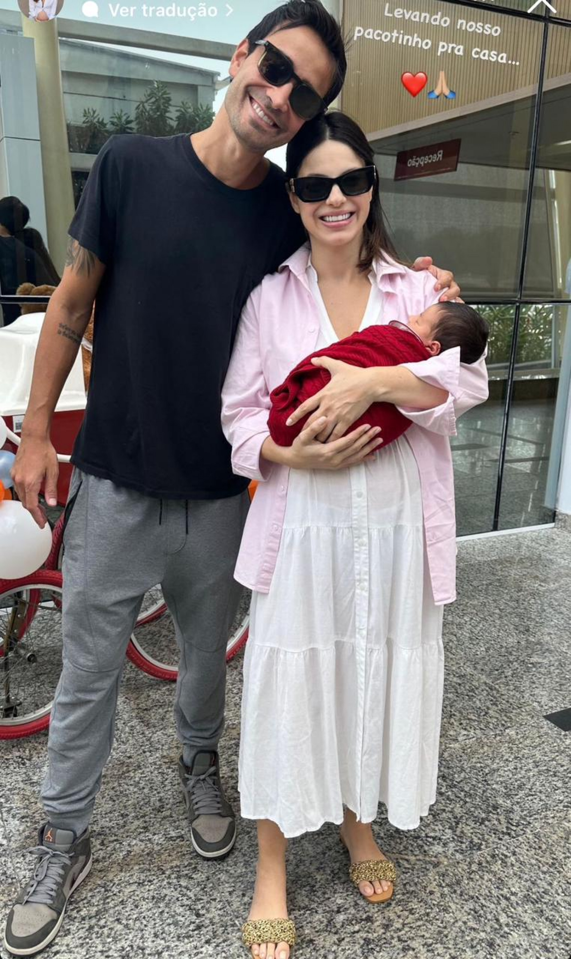 Sthefany Brito e o marido Igor Raschkovsky saindo do hospital - Reprodução / Instagram