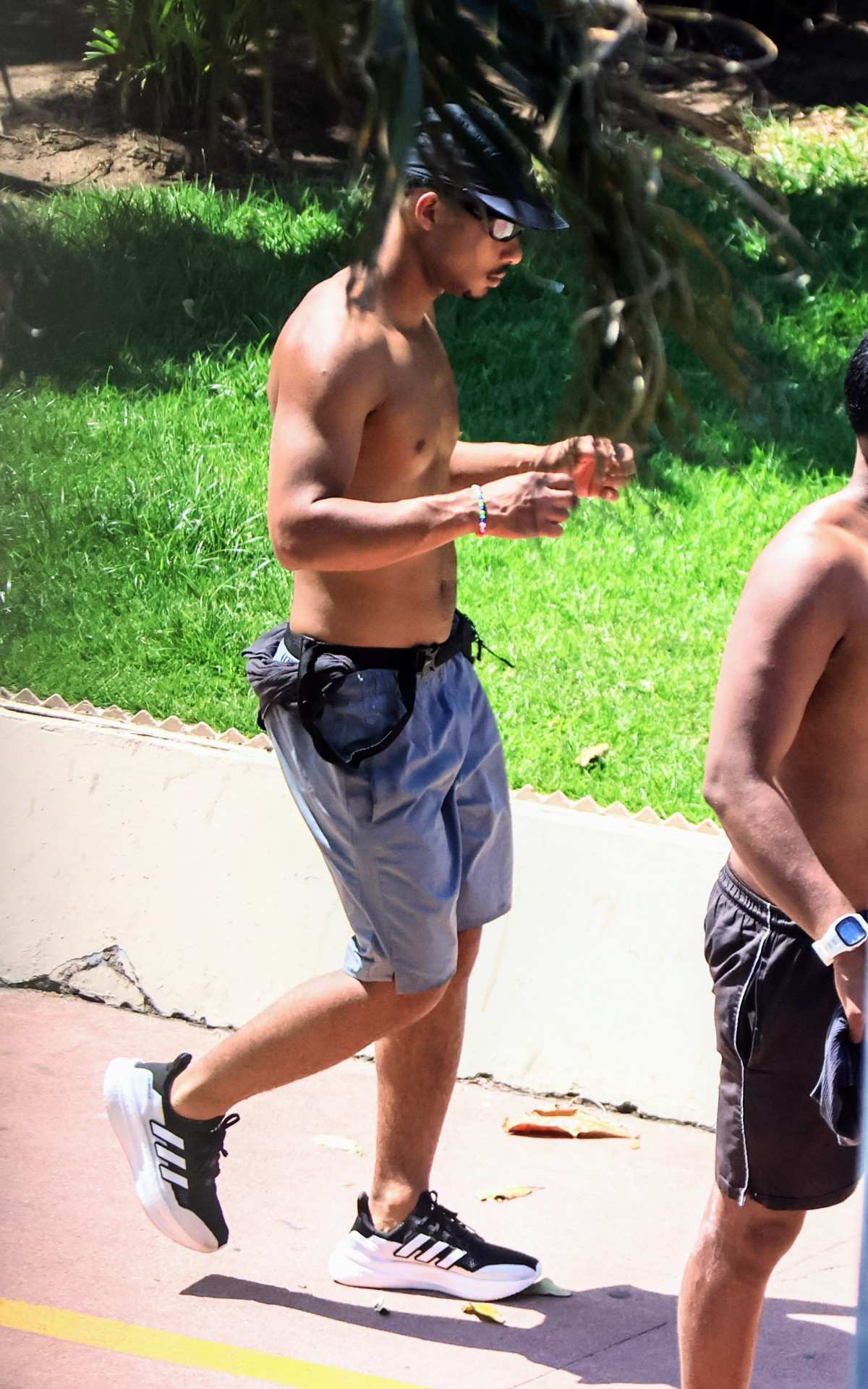 Juan Paiva aproveita férias de \'Renascer\' para cuidar do físico