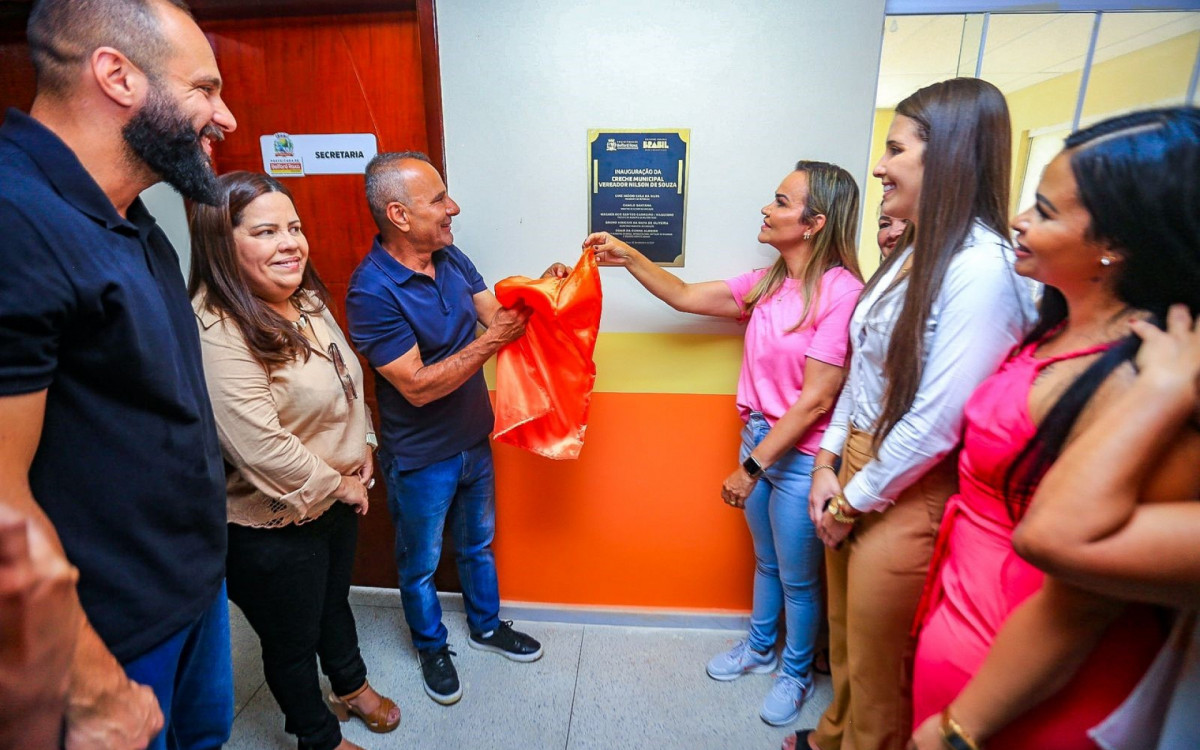 Prefeito Waguinho e a deputada federal Daniela do Waguinho descerram a placa de inauguração