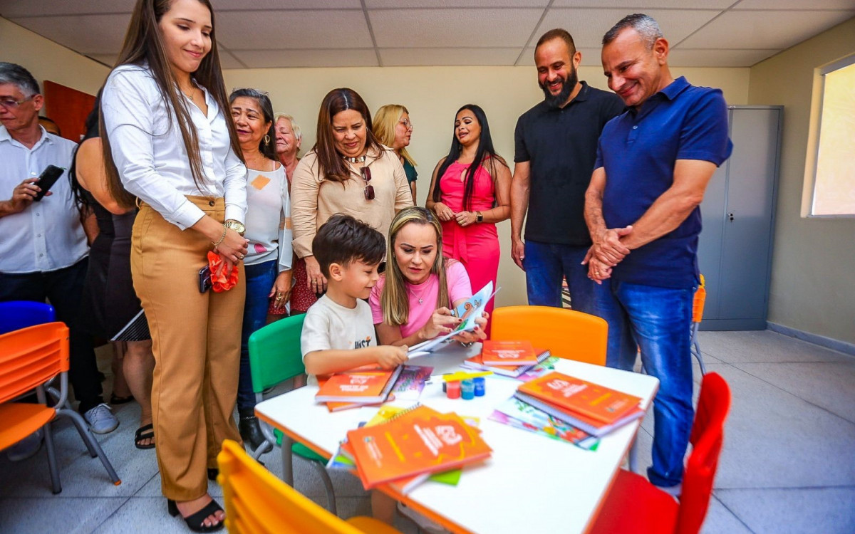 Observada pelo prefeito Waguinho, a deputada federal Daniela do Waguinho conversa com o pequeno Artur, neto do homenageado