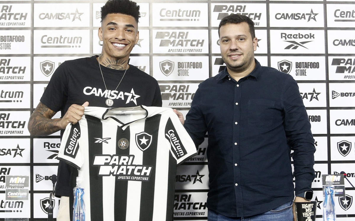 Igor Jesus ao lado de Alessandro Brito