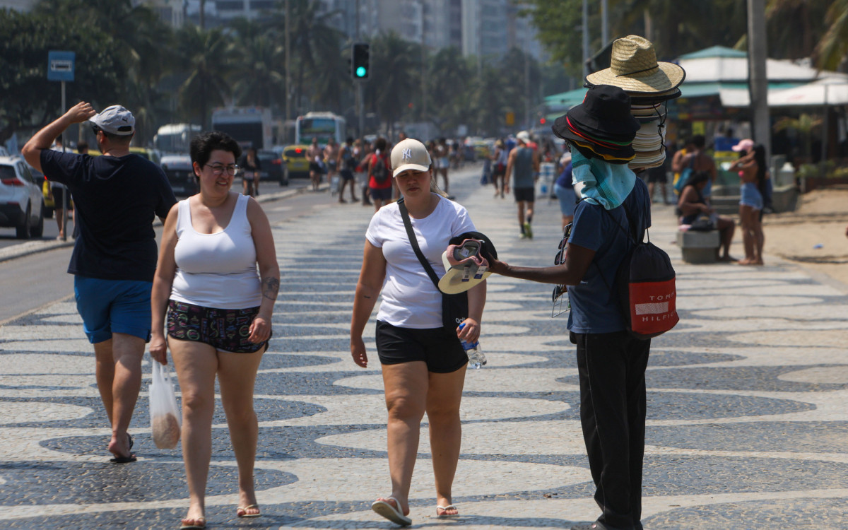 Movimenta&ccedil;&atilde;o na praia de Copacabana, nesta sexta-feira (13) - Renan Areias/Ag&ecirc;ncia O Dia