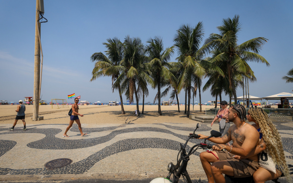 Movimenta&ccedil;&atilde;o na praia de Copacabana, nesta sexta-feira (13) - Renan Areias/Ag&ecirc;ncia O Dia