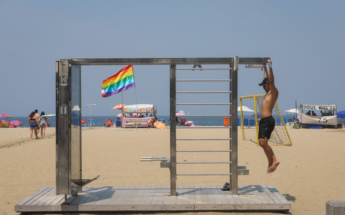 Movimenta&ccedil;&atilde;o na praia de Copacabana, nesta sexta-feira (13) - Renan Areias/Ag&ecirc;ncia O Dia