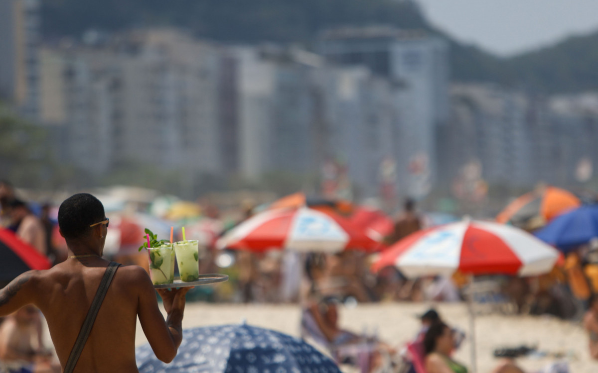 Movimenta&ccedil;&atilde;o na praia de Copacabana, nesta sexta-feira (13) - Renan Areias/Ag&ecirc;ncia O Dia