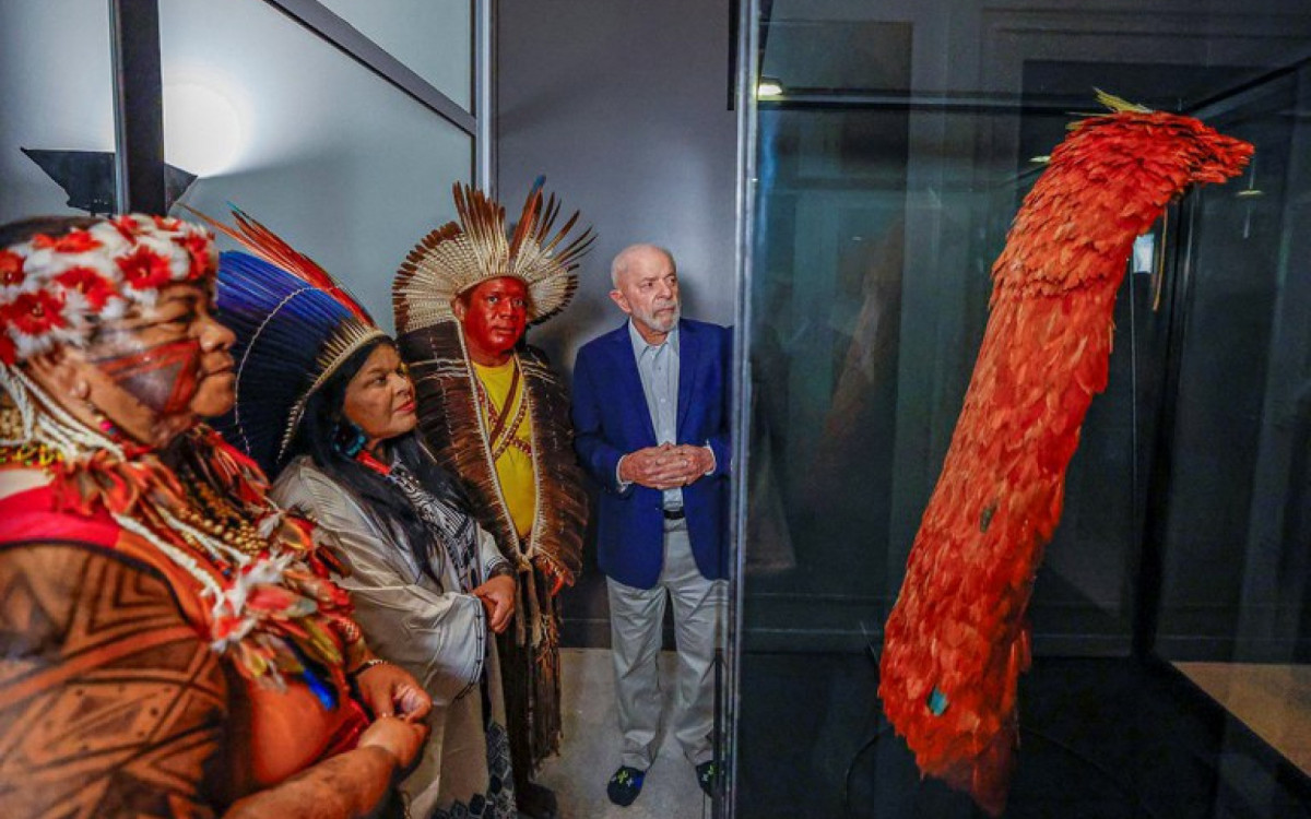 Presidente Lula e ministra Sônia Guajajara participaram de cerimônia de retorno do Manto Tupinambá ao Brasil