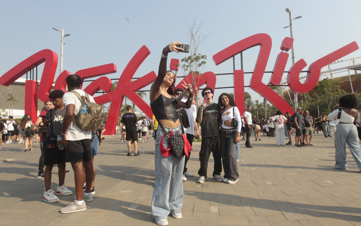 A contagem regressiva chegou ao fim: estão abertos os portões do Rock in Rio 2024! Pontualmente às 14h desta sexta-feira (13), os primeiros fãs entraram na Cidade do Rock, no Parque Olímpico da Barra da Tijuca, na Zona Oeste. O forte calor e o tempo seco não espantaram o público, que formou fila desde as primeiras horas do dia.