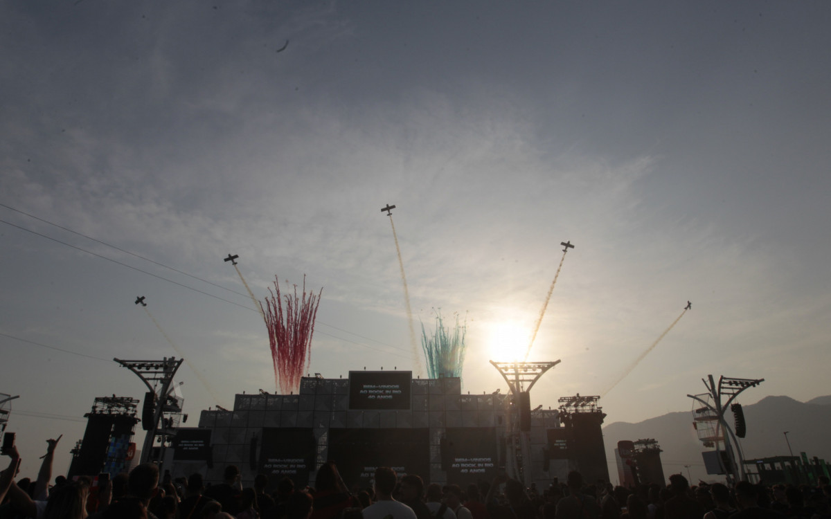 A contagem regressiva chegou ao fim: estão abertos os portões do Rock in Rio 2024! Pontualmente às 14h desta sexta-feira (13), os primeiros fãs entraram na Cidade do Rock, no Parque Olímpico da Barra da Tijuca, na Zona Oeste. O forte calor e o tempo seco não espantaram o público, que formou fila desde as primeiras horas do dia.