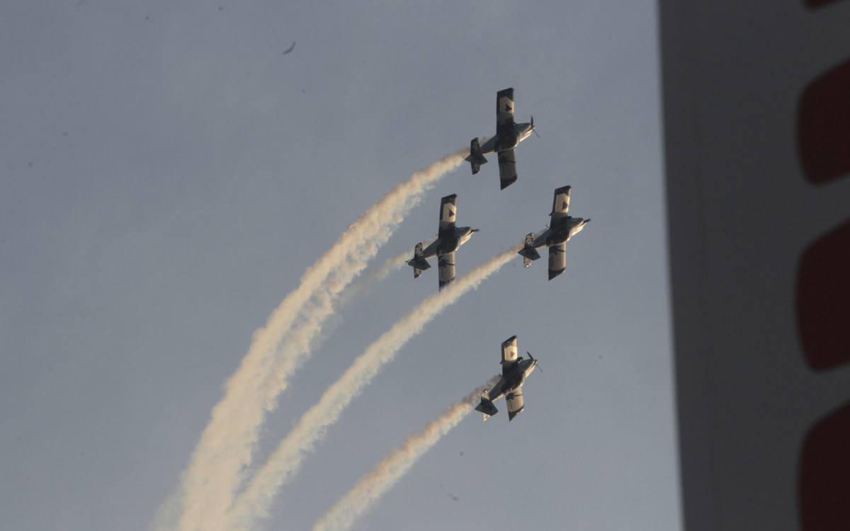A contagem regressiva chegou ao fim: estão abertos os portões do Rock in Rio 2024! Pontualmente às 14h desta sexta-feira (13), os primeiros fãs entraram na Cidade do Rock, no Parque Olímpico da Barra da Tijuca, na Zona Oeste. O forte calor e o tempo seco não espantaram o público, que formou fila desde as primeiras horas do dia.