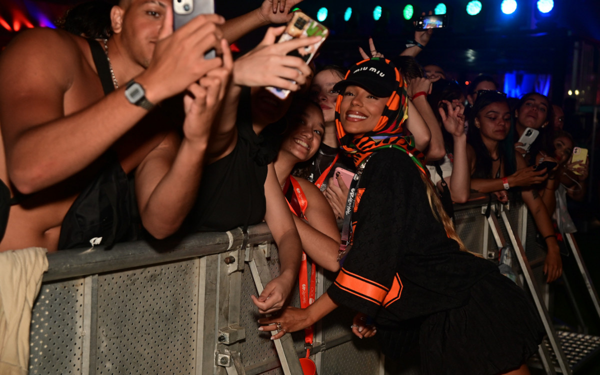 Brunna Gonçalves com fãs 