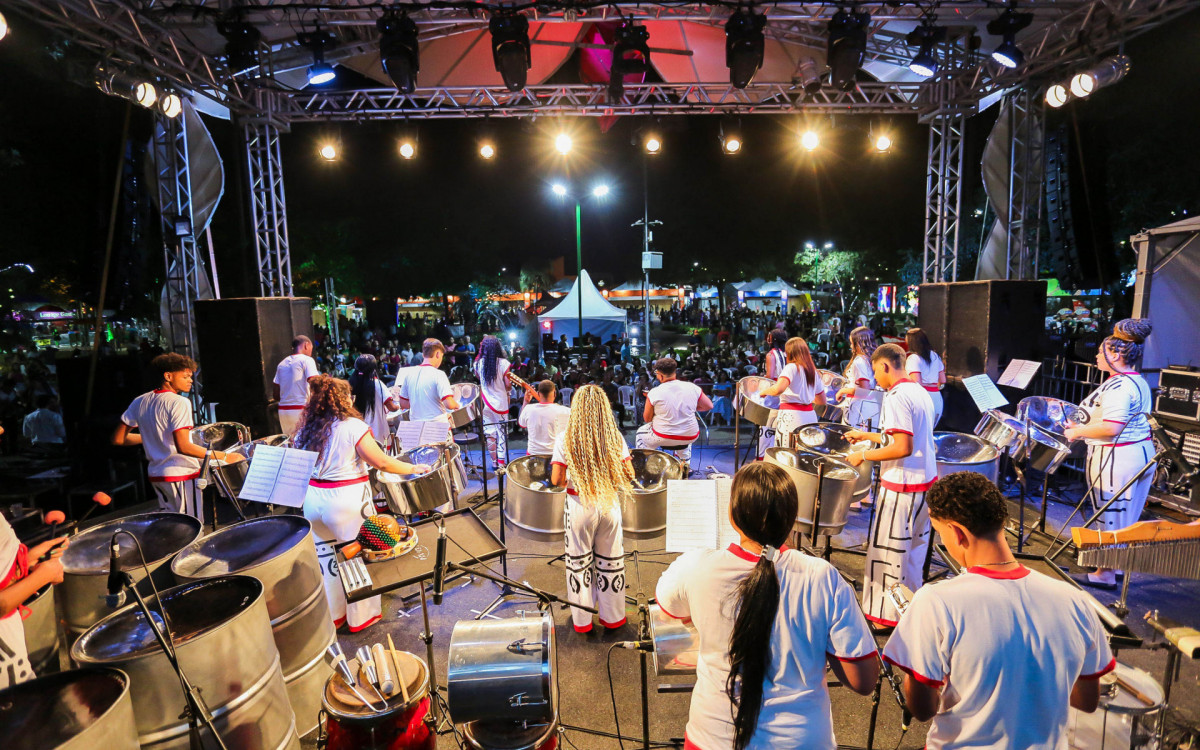 Grupo Tambores de Aço abriu a programação