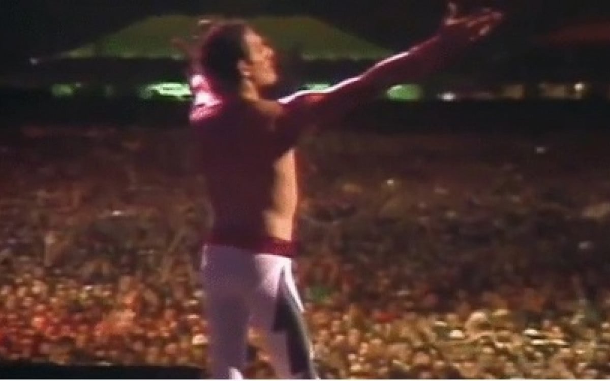 Protagonista do maior e melhor show da primeira edição do Rock In Rio 1985, a banda Queen deu muita dor de cabeça aos organizadores. O vocalista Freddie Mercury exigia uma garrafa de saquê no camarim e pedia para que os corredores de acessos estivessem vazios para que ele passasse sem a presença de outras pessoas. Cada um dos quatro integrantes do Queen, que estava passando uma crise interna, tinha seu próprio camarim e eles só se falavam por meio de mensageiros. Estima-se que mais de 250 mil pessoas tenham acompanhado o show na Cidade do Rock - Reprodução de vídeo