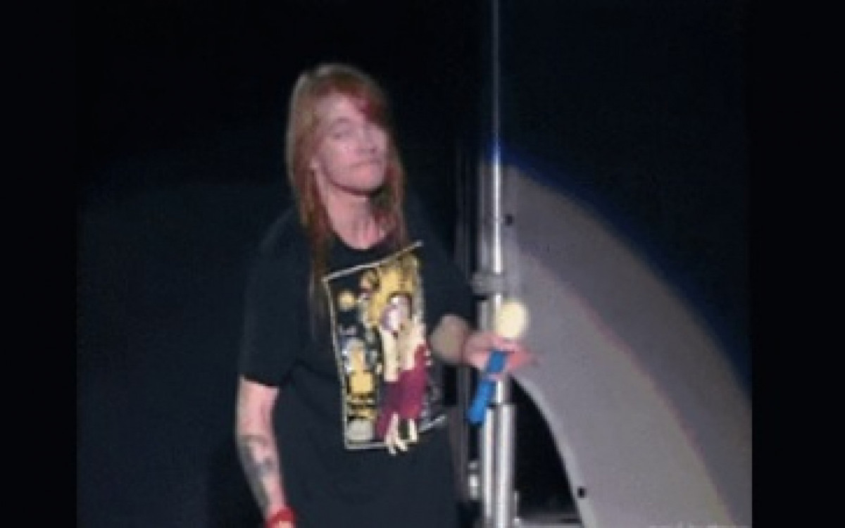 Uma das principais atrações do Rock in Rio em 1991, o Guns n\'Roses deixou os organizadores de cabelo em pé. Exigiu uma quantidade absurda de toalhas no camarim e horas antes do show ameaçou não subir ao palco. Um dos empresários do festival disse que eles até poderiam não fazer o show, mas que a multidão nos os deixaria sair do país. Para Axl Rose, líder da banda, foi um dos maiores show do Guns n\'Roses de todos os tempos