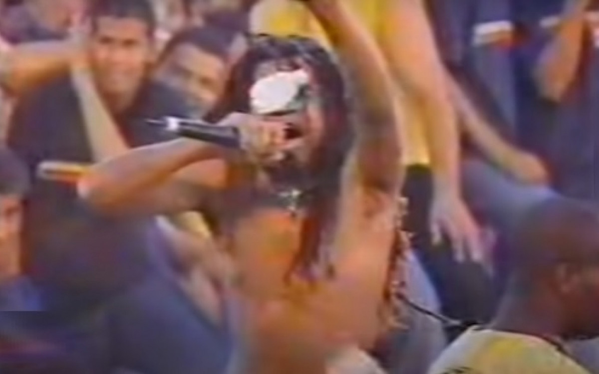 Carlinhos Brown foi alvo de uma chuva de garrafas na edição de 2001. Agendado para o mesmo dia de Oasis e Guns N? Roses, o baiano fez um discurso contra a intolerância e o racismo antes de abandonar o palco