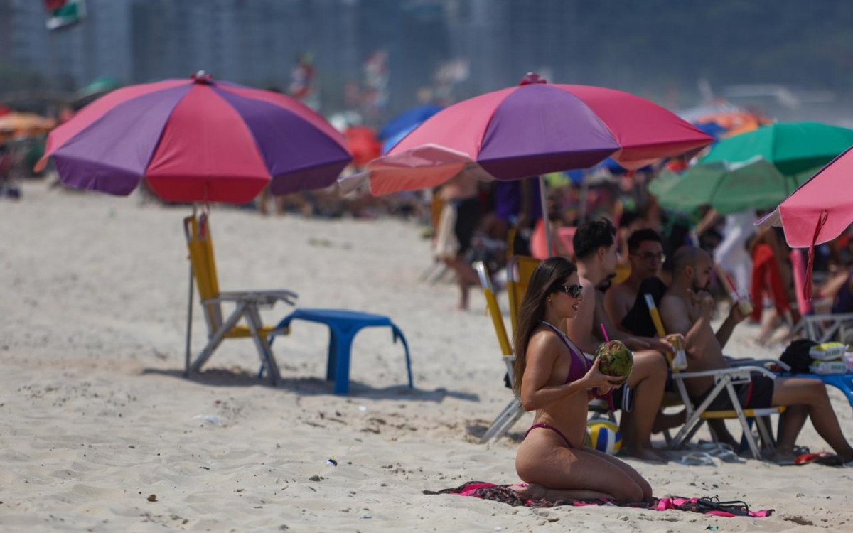 Cariocas aproveitam dia de calor intenso para curtir a Praia de Copacabana - Renan Areias/ Agência O Dia