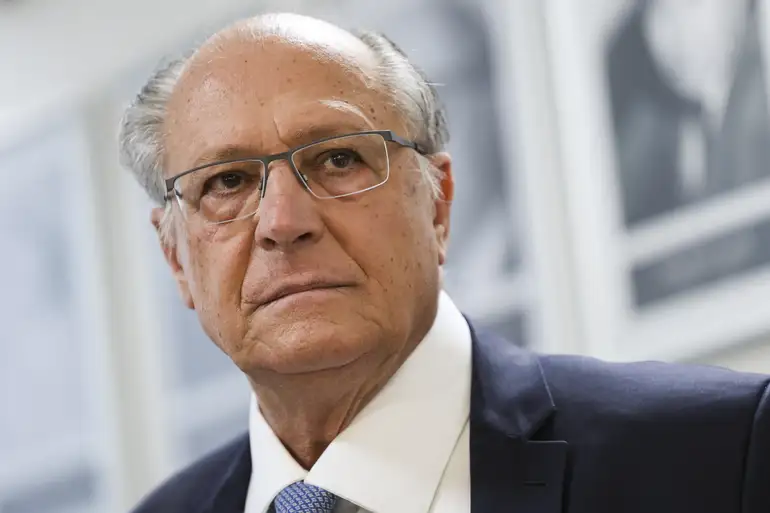 É preciso ter cuidado ao colocar custo na conta de luz, diz Alckmin