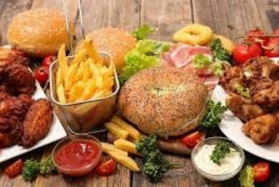 Governo britânico vai restringir propaganda de fast-food para combater obesidade infantil