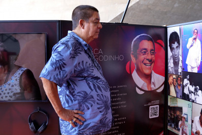 Zeca Pagodinho visita Casa Sambabook e reflete: 'Passa um filme na cabeça'