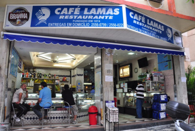 Lojas centenárias se reinventam e movimentam a economia carioca