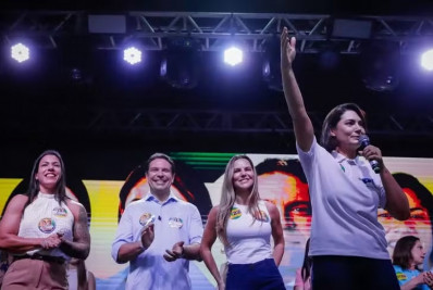 Ex-primeira-dama participa de ato de campanha de Alexandre Ramagem