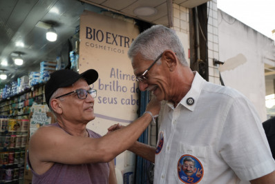 Capitão Nelson faz caminhada ao lado de eleitores