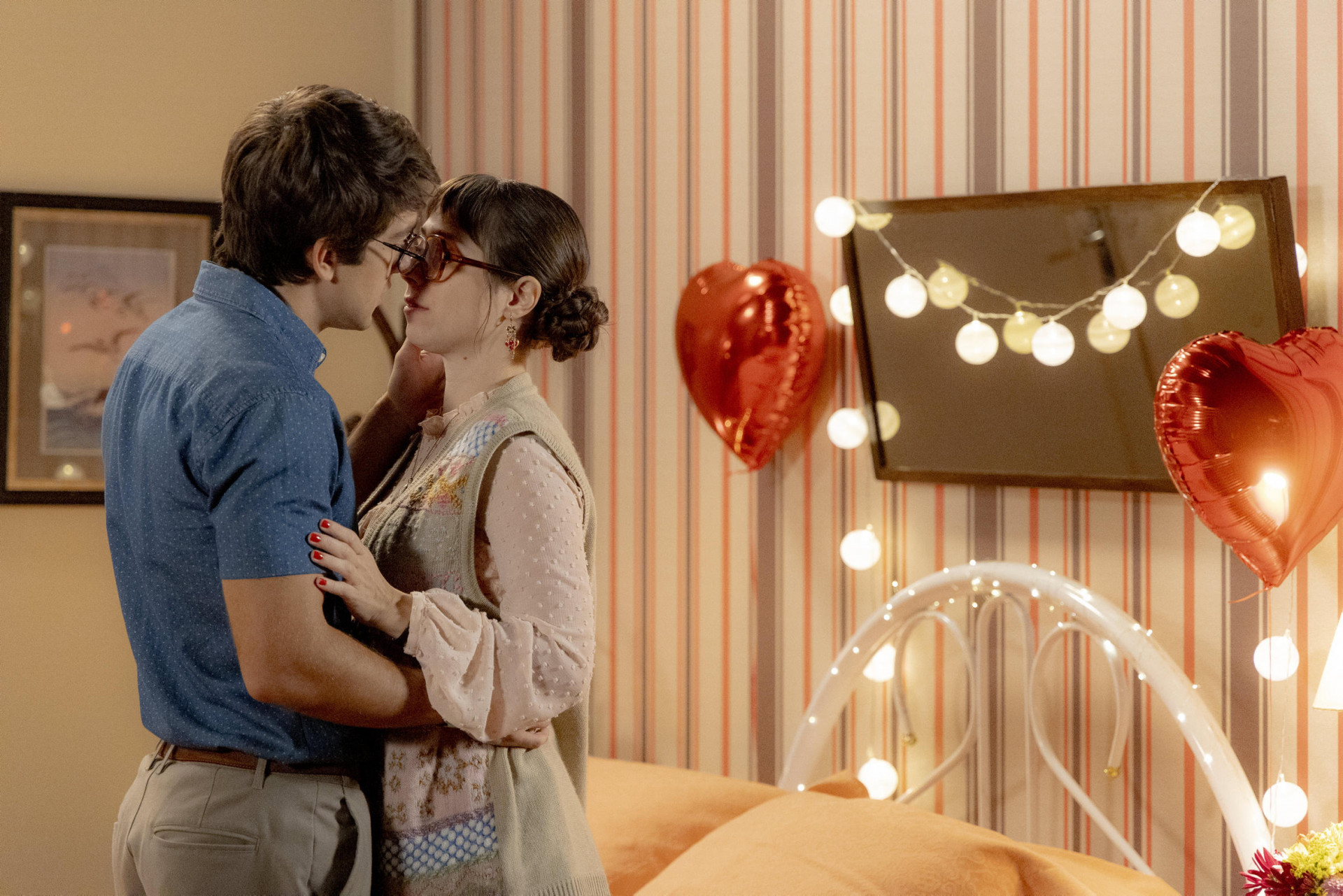 Família é Tudo: Guto (Daniel Rangel) e Lupita (Daphne Bozaski). -  Beatriz Damy / TV Globo