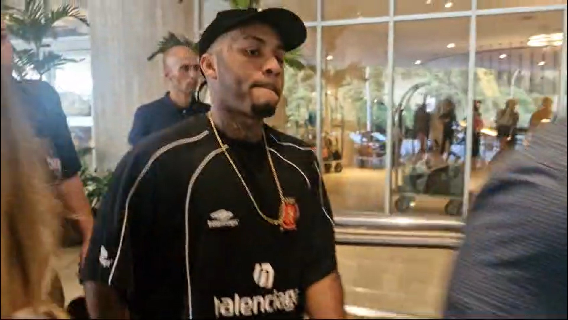 Orochi deixa o hotel após festa privada com Travis Scott - WhatsApp do Dia