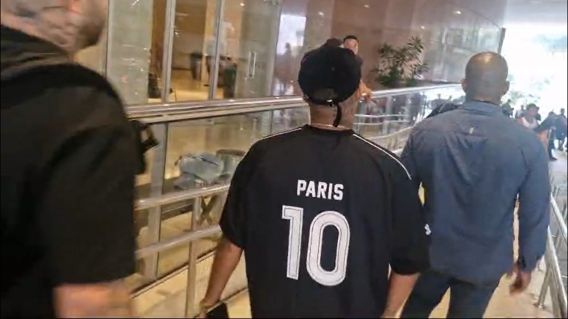 Orochi deixa o hotel após festa privada com Travis Scott - WhatsApp do Dia