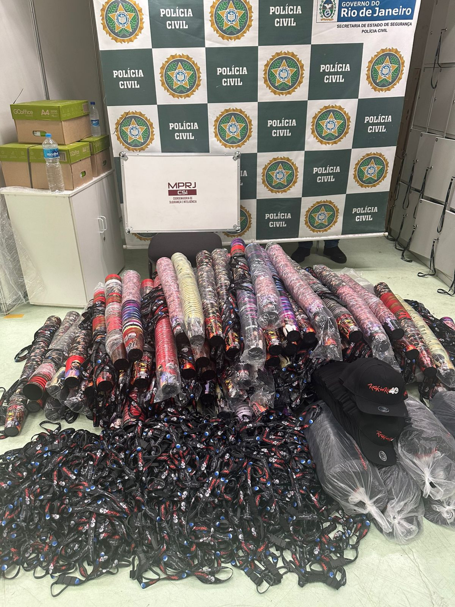 Material apreendido foi levado para a base da Polícia Civil no Rock in Rio