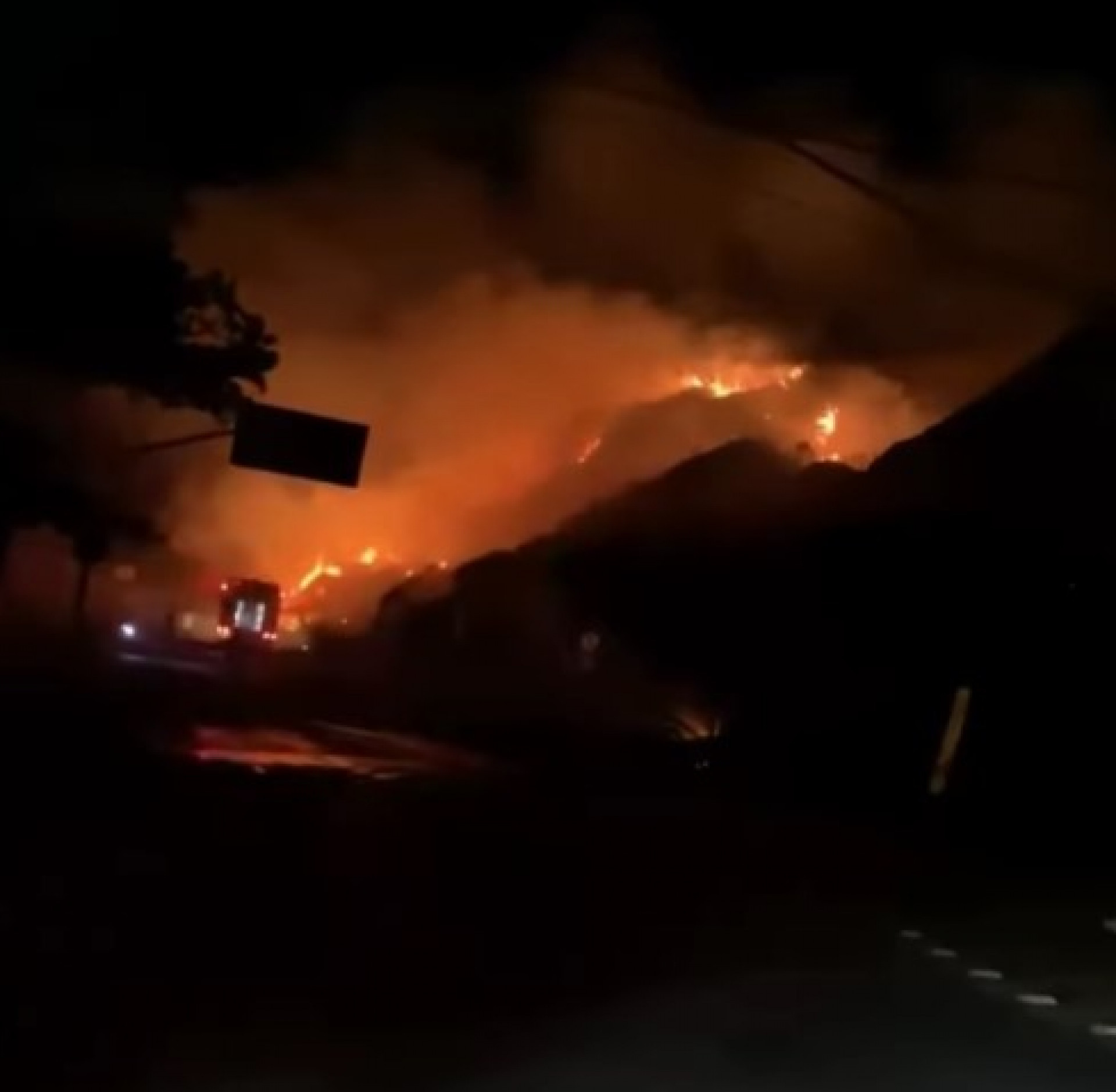 Fogo atingiu área de vegetação em morro às margens da Avenida Estado da Guanabara, próximo ao Canal do Morto - Reprodução