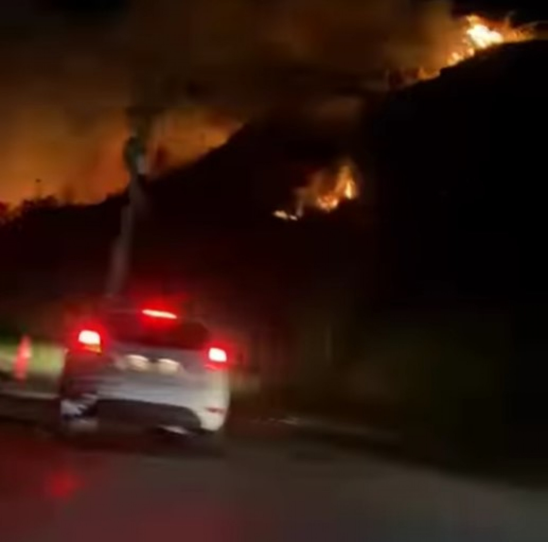 Fogo atingiu área de vegetação em morro às margens da Avenida Estado da Guanabara, próximo ao Canal do Morto - Reprodução