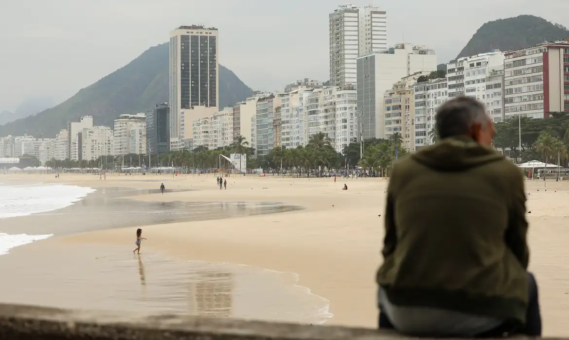 Rio deve ter um domingo de chuva com a chegada de frente fria