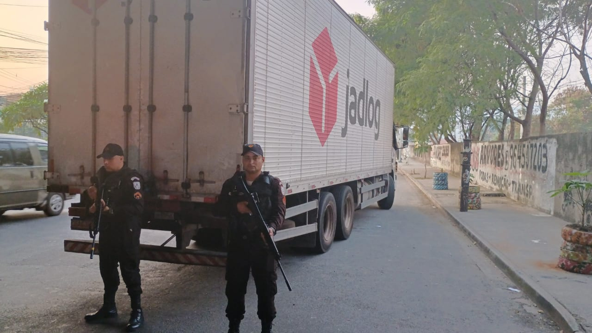 Caminhão com a carga foi recuperado pelos policiais  - Divulgação / PMERJ