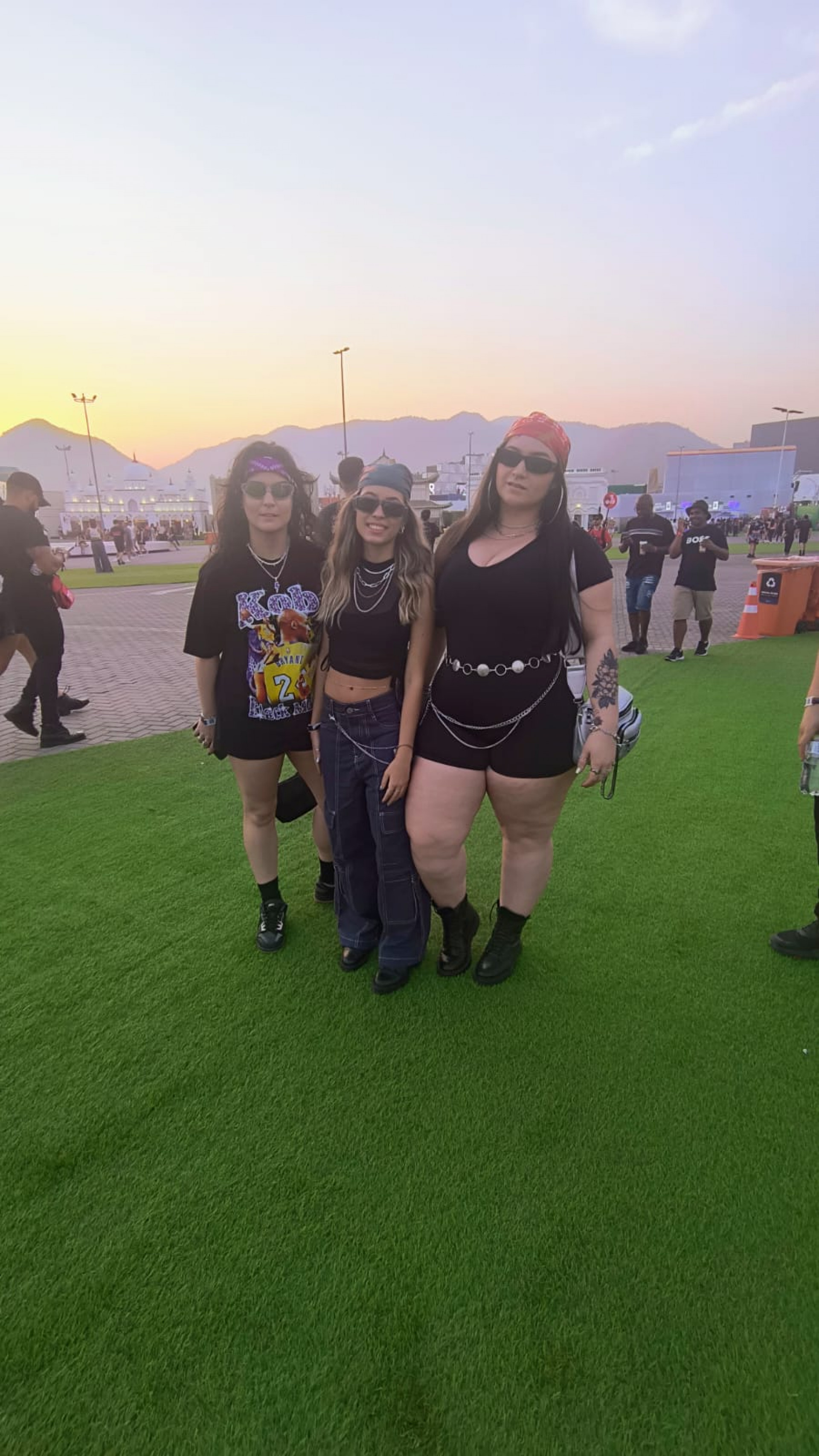 As amigas Maria Eduarda de An&iacute;sio, Tamires Oliveira e Yasmim Camaro n&atilde;o combinaram, mas usaram o acess&oacute;rio - Marcela Ribeiro / Ag&ecirc;ncia O Dia