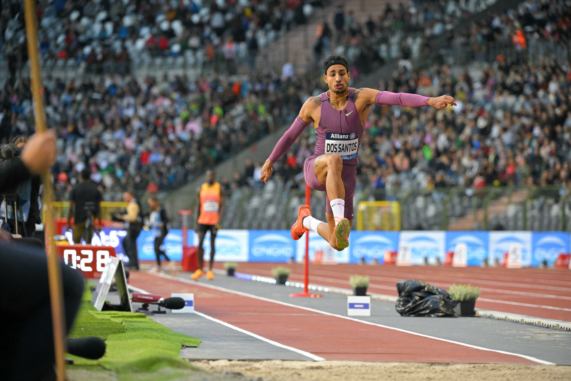 Almir Júnior em ação na Diamond League - Nicolas Tucat / AFP