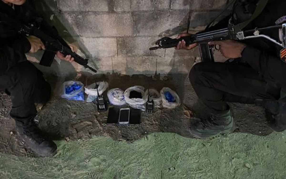 Policiais militares do 39º BPM com as drogas apreendidas no Parque São José