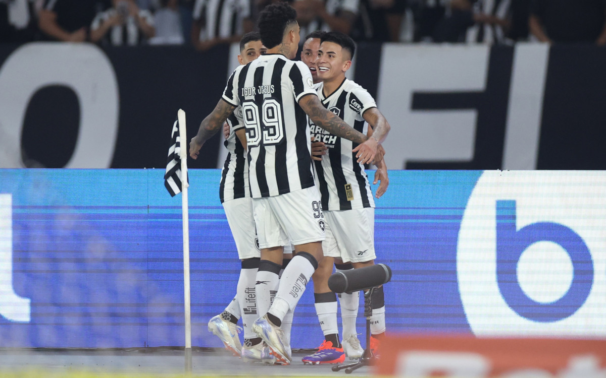 Almada   Botafogo x Corinthians pelo Campeonato Brasileiro no Estadio Niltos Santos. 14 de Setembro de 2024, Rio de Janeiro, RJ, Brasil. Foto: Vitor Silva/Botafogo. 
Imagem protegida pela Lei do Direito Autoral N&ordm; 9.610, DE 19 DE FEVEREIRO DE 1998. Sendo proibido qualquer uso comercial, remunerado e manipulacao/alteracao da obra.
 -  Vitor Silva/Botafogo