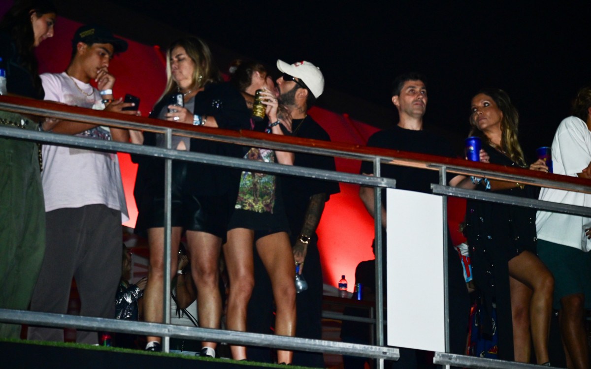 Pedro Scooby e Cintia Dicker beijam muito em show de One Republic