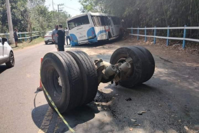 Ônibus perde eixo traseiro, atinge barranco e deixa 20 pessoas