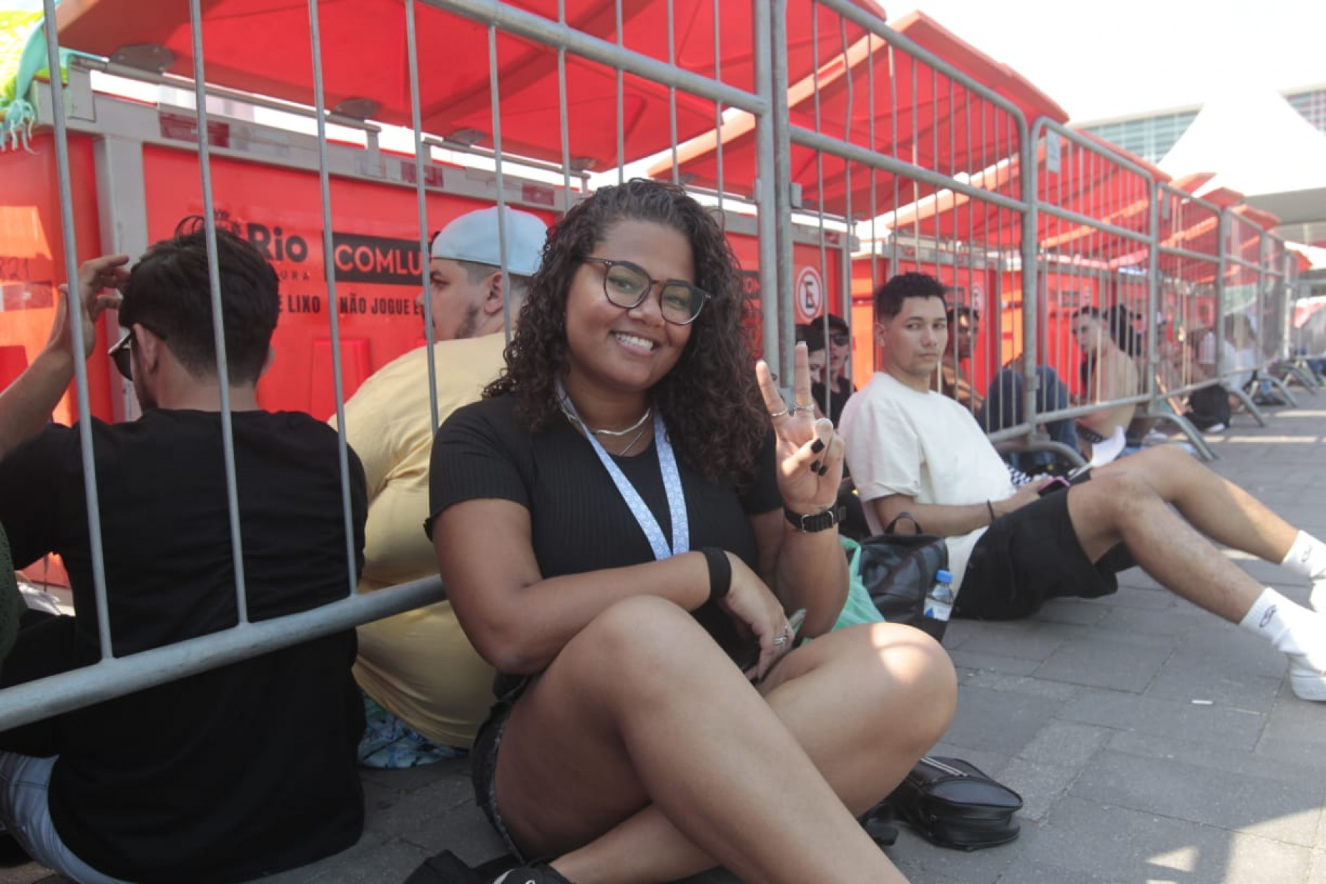 Jessica Oliveira aproveitou a sombra da caçamba de lixo - Reginaldo Pimenta / Agência O Dia