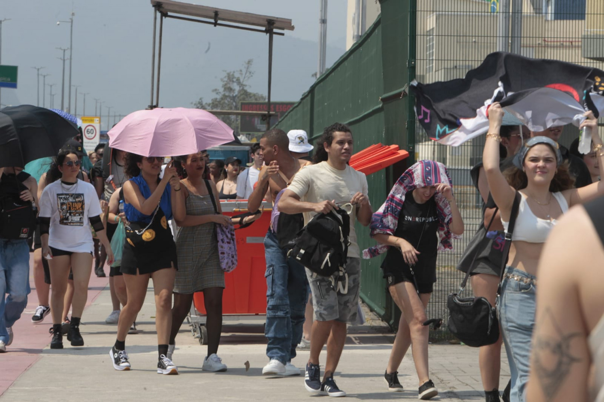 Fãs se protegem do calor como podem - Reginaldo Pimenta / Agência O Dia