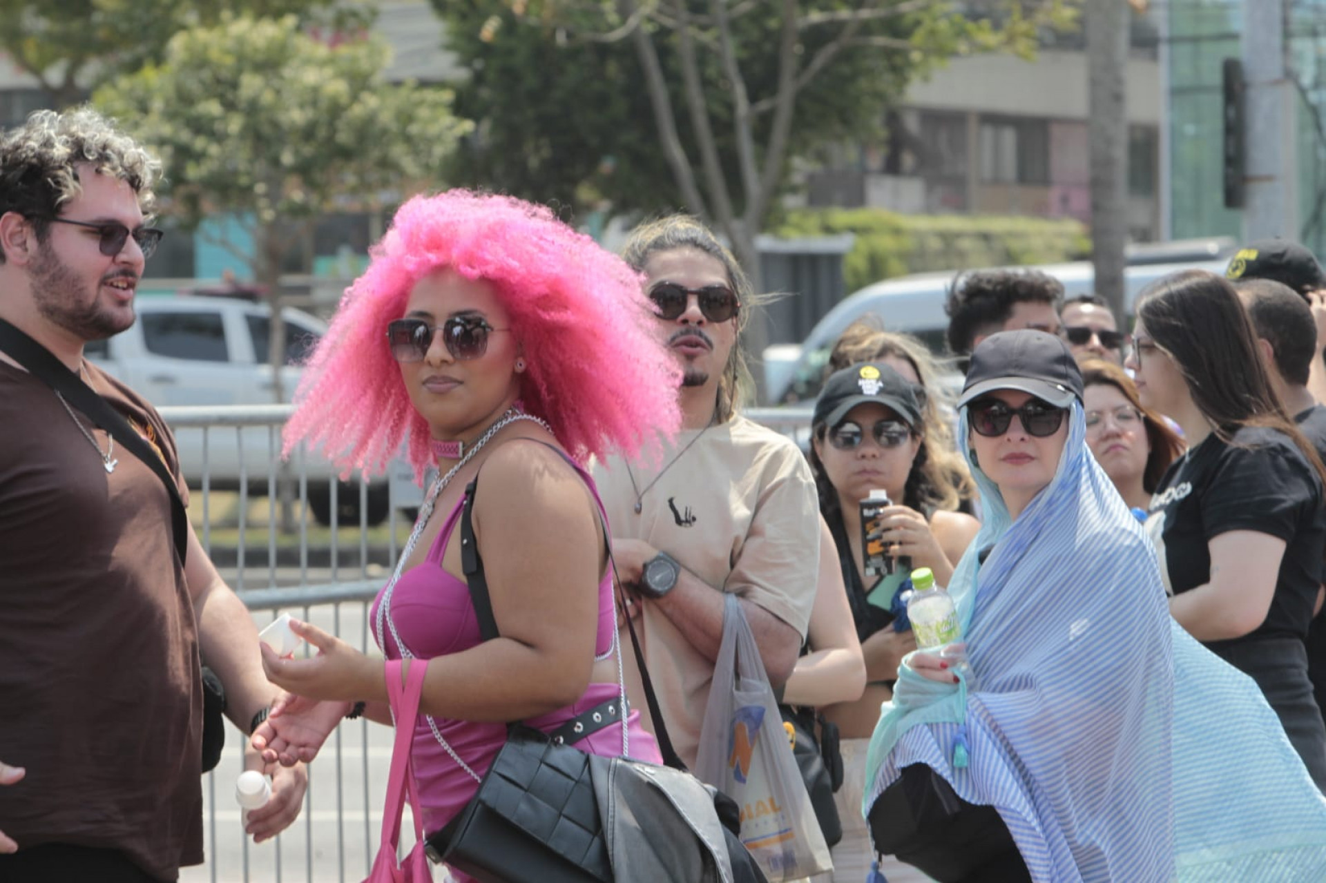 Fãs se protegem do calor como podem - Reginaldo Pimenta / Agência O Dia